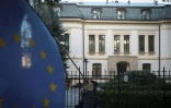 Un manifestant brandit un drapeau européen le 7 octobre 2021 devant la Cour constitutionnelle polonaise à Varsovie
