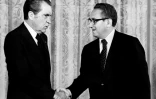Le président américain Richard Nixon (G) serre la main d'Henry Kissinger, secrétaire d'Etat aux Affaires étrangères, en septembre 1973 à Washington