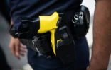 Un Taser, pistolet à impulsion électrique, à la ceinture d'un policier, le 12 juin 2020 à Marseille