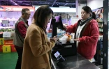 Des clients dans un supermarché à Pékin, le 20 octobre 2025 