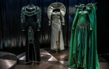 Des robes présentées à l'Institut du monde arabe à Paris le 19 août 2021 dans le cadre de l'exposition "Divas"