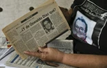 Zamira Diaz montre des coupures de presse à propos de son frère Oswaldo Diaz Fuentes, enlevé par les guerrilleros en octobre 2001, lors d'une interview à Palmira en Colombie le 14 mars 2016