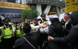 La police repousse des manifestants devant l'hôtel Britannia hébergeant des demandeurs d'asile à Canary Wharf, le 3 août 2025 à Londres