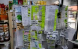 Une liste de prix de produits, avec des étiquettes annonçant les changements de prix, est affichée dans une supérette à Moron, dans la banlieue de Buenos Aires, le 22 novembre 2023