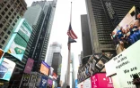 Drapeau américain en berne sur Times Square à New York, le 13 avril 2020