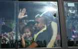 Un soldat cambodgien, capturé par la Thaïlande en juillet, salue la foule depuis un bus après sa libération, alors que le groupe quitte l'ancien aéroport international de Phnom Penh le 31 décembre 2025