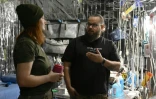Vladyslav Tchoumatchenko, médecin sur le front, et sa femme Anastassia, lors d'une interview avec l'AFP dans la région de Donetsk, le 20 février 2025 en Ukraine