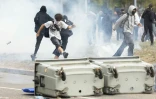 Des manifestants font face à la police au milieu des gaz lacrymogènes devant le lycée Kléber à Strasbourg, le 1er octobre 2026