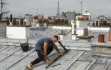 Un couvreur sur les toits de Paris, le 24 août 2017 