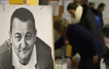 Un portrait de Coluche installé lors d'une distribution de dons par les Restos du coeur, le 1er décembre 2015 à Lyon