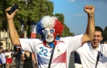 Des supporters sur les Champs-Elysées après la victoire des Bleus, le 15 juillet 2018 à Paris 