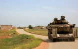 Un tank de l'armée régulière syrienne en patrouille dans la ville de Khan Tuman, au sud d'Alep, le 11 avril 2016