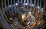 Procession pour marquer la crucifixion du Christ, le 1er avril 2021 à l'église du Saint-Sépulcre à Jérusalem