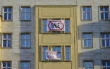 Des banderoles placées aux fenêtres par les locataires de la Karl-Marx-Allee à Berlin pour protester contre la vente annoncée de leur logement, le 18 décembre 2018