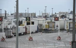 Des camions attendent d'embarquer pour l'Angleterre au terminal ferry de Calais le 23 décembre 2020