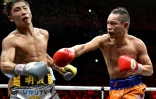 Le Philippin Nonito Donaire touche le Japonais Naoya Inoue, lors de la finale des World Boxing Super Series (poids coqs), le 7 novembre 2019 à Saitama (Japon)