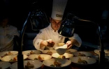 Le chef français Paul Marcon participe au concours du Bocuse d'Or 2025 à Chassieu, près de Lyon, le 27 janvier 2025