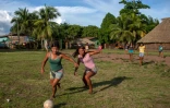 De jeunes femmes indigènes Arara jouent au football au camp de la tribu Laranjal, en Amazonie brésilienne, le 15 mars 2019
