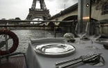 Face à la Tour Eiffel, le nouveau restaurant du chef Alain Ducasse, le "Ducasse sur Seine"