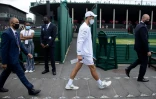Le Serbe Novak Djokovic se dirige vers le court central de Wimbledon pour y disputer la finale contre l'Italien Matteo Berrettini, le 11 juillet 2021