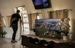 Un homme devant l'entrée principale d'un gîte touristique construit en forme d'avion à Qaffin, dans le nord de la Cisjordanie occupée, le 2 juillet 2025 