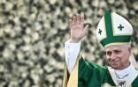 Le pape Léon XIV salue les fidèles après la messe célébrée sur la prairie du sanctuaire marial de Lourdes, le 27 septembre 2026