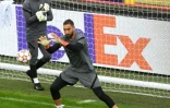 Les gardiens de but costaricain Keylor Navas (g) et italien Gianluigi Donnarumma, à l'entraînement, le 14 septembre 2021 au Stade Jan Breydel, à la veille du match de poules contre Bruges