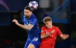 L'attaquant français de Chelsea Olivier Giroud au duel avec le milieu du Bayern Munich Joshua Kimmich à Stamford Bridge, le 25 février 2020 