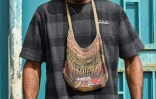 Un homme porte autour du cou un "bilum", sac artisanal, le 20 mai 2023 à Port Moresby, en Papouasie-Nouvelle-Guinée