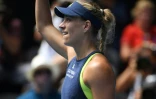 L'Allemande Angélique salue les supporteurs après sa victoire face à l'Américaine Madison Keys en quarts de finale de l'Open d'Australie, le 24 janvier 2018 à Melbourne 