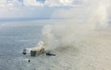 Vue aérienne des navires de secours luttant contre un feu à bord du cargo Fremantle Highway au large de l'île d'Ameland, le 26 juillet 2023 aux Pays-Bas