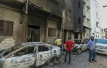Des habitants de la capitale libyenne Tripoli inspectent les dégâts après des affrontements sanglants entre groupes armés, le 28 août 2022 