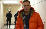 L'opposant russe Alexei Navalny dans le couloir qui mène à son organisation anti-corruption, le 26 décembre 2019 à Moscou