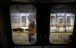 Un employé nettoie une voiture du métro de la ligne 14, le 2 juillet 2024 à Saint-Ouen,près de Paris