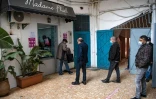 Des juifs et des musulmans marocains font la queue devant la boulangerie casher "Madame Fhal" dans la ville portuaire de Casablanca, dans l?ouest du Maroc, le 11 décembre 2020