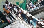 Des migrants débarquent sur le port de Salerno, en Italie, le 29 juin 2017