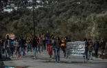 Des réfugiés et des migrants participent à une manifestation après des heurts avec la police grecque près du camp de réfugiés de Moria, sur l'île de Lesbos, le 2 mars 2020.  