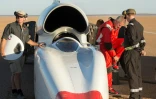 Andy Green le pilote du bolide baptisé "Bloodhound" enfile des chaussures spéciales, à Hakskeenpan, dans la province du Cap,, en Afrique du Sud, le 14 novembre 2019