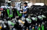 Une chaîne d'assemblage de scooters électriques à l'usine Selex à Hanoï, le 7 novembre 2024 au Vietnam