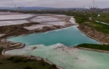 Un bassin rempli d'eau mêlée à des cendres de charbon près de la centrale thermique au charbon, à Obilic, au Kosovo, le 10 avril 2026