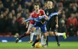 Le milieu de terrain français de Manchester United Morgan Schneiderlin à la lutte avec le milieu de terrain espagnol de Chelsea Pedro, en match de Premier League à Manchester, le 28 décembre 2015
