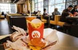 Des Russes déjeunent dans un fast-food "Vkusno i tochka" (Délicieux, point final), un ancien McDonald's, à Moscou, le 24 janvier 2023