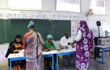 Des femmes signent un registre pendant l'élection législative partielle à Mayotte, au bureau de vote de l'école de Kaweni, le dimanche 18 mars 