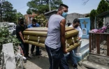 Des funérailles au cimetière de Xochimilco, le 5 mai 2020 à Mexico