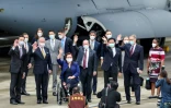 Les sénateurs américains Tammy Duckworth (3e g), Christopher Coons (3e d) et Dan Sullivan à leur arrivée à l'aéroport de Taipei, le 6 juin 2021 à Taïwan