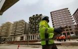Un ouvrirer sur le chantier du village olympique où seront logés les athlètes à Saint-Ouen-sur-Seine, le 27 février 2024