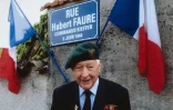 Hubert Faure pose en 2008 à Neuvic-sur-Isle dans une rue à son nom