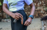 Nancy Masha montre le couteau et la bombe lacrymogène qu'elle emmène avec elle pour courir, à Irene (Afrique du Sud), près de Pretoria, le 21 septembre 2026