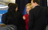 Hillary Clinton s'entretient avec des membres de son équipe dans l'avion à White Plains (New York), avant de décoller pour la Floride, le 25 octobre 2016