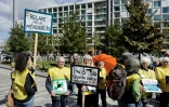 Manifestation en soutien à 12 militants du suicide assisté à l'ouverture de leur procès, accusés d'avoir aidé des personnes en France à obtenir illégalement un médicament euthanasiant, devant le Tribunal judiciaire de Paris, le 15 septembre 2025